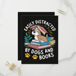 Cartão Postal De Convite Facilmente Distraído por Cães e Livros Animais de