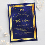 Cartão Postal De Convite Festa de aniversário de ouro azul, nascimento<br><div class="desc">Um fundo azul escuro,  azul marinho. A cor azul é irregular. Com uma falso moldura dourada e um sprinkle confetti de ouro,  letras coloridas de ouro. Personalize e adicione ano de nascimento,  nome,  detalhes da festa.</div>