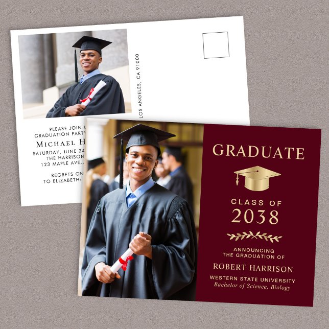 Cartão Postal De Convite Festa de formatura Dourada Elegante do Burgundy (An elegant college graduation party invitation postcard to celebrate the graduate's achievements)