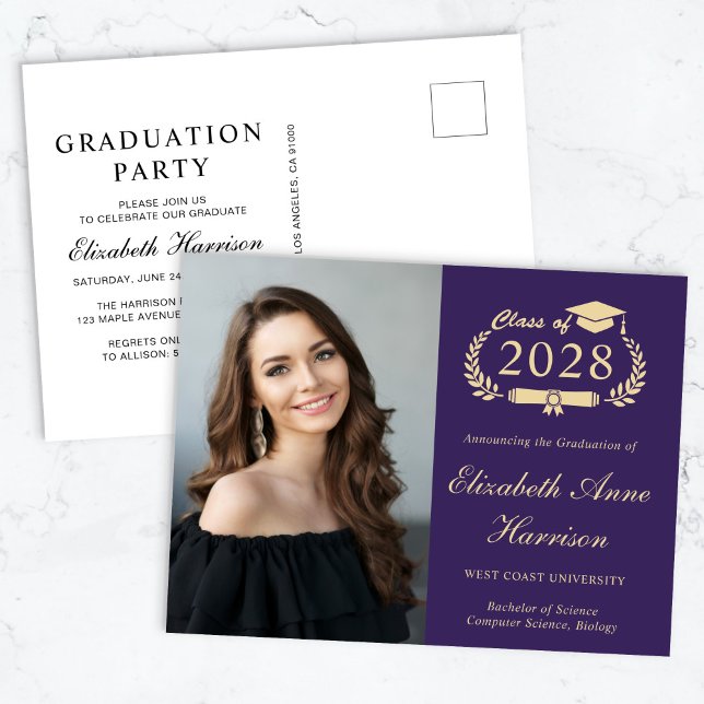 Cartão Postal De Convite Festa de formatura Roxo Elegante (An elegant college graduation party invitation to celebrate the graduate's achievements)