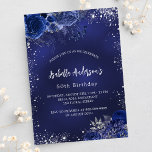 Cartão Postal De Convite Flores azuis de aniversário e marinho brilhantes d<br><div class="desc">Um fundo azul marinho,  decorado com falso brilho prateado,  faíscas e flores azuis. A cor azul é irregular. Personalize e adicione um nome e detalhes da parte.</div>