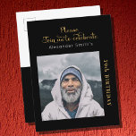 Cartão Postal De Convite Foto: aniversário do Dourado Script Preto<br><div class="desc">Celebre um aniversário de marco no estilo moderno e clássico com este elegante modelo de foto preto com o cartão postal de aniversário de roteiro dourado! Com sua design moderna e sofisticada, seus hóspedes ficarão admirados com seu bom gosto. Você pode carregar facilmente uma foto pessoal para personalizar o design...</div>