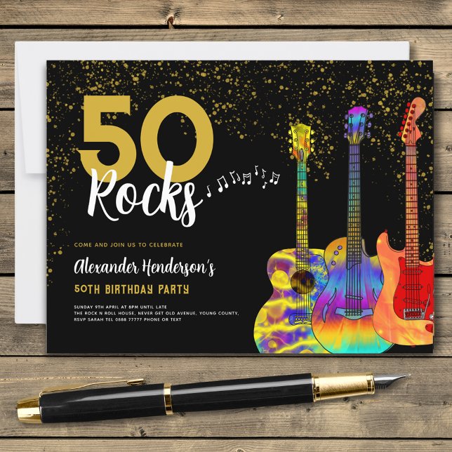 Cartão Postal De Convite Guitar 50ª Festa de aniversário (Psychedelic guitars black and gold 50th birthday party budget invitation postcard 50 rocks)