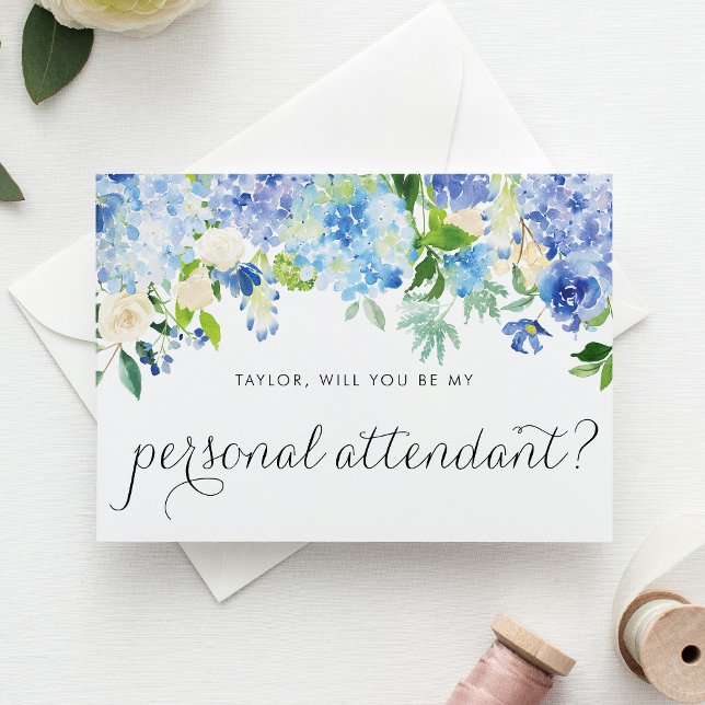 Cartão Postal De Convite Hortênsias Azuis Você Será Meu Atendente Pessoal (Elegant blue hydrangea and white rose proposal card to ask someone to be your personal attendant.)