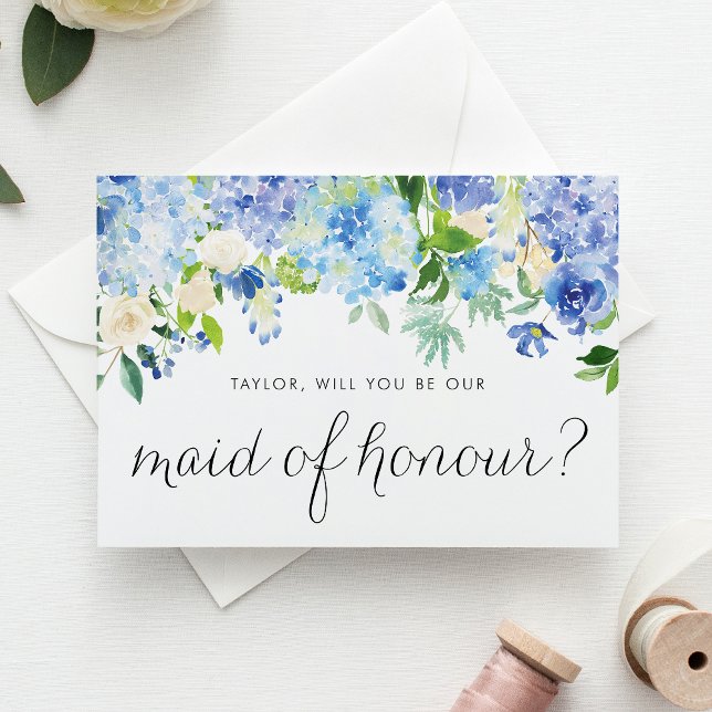 Cartão Postal De Convite Hydrangea azul e Madrinha de casamento Rosa de mar (Blue hydrangea & white rose maid of honour card with greenery accents for romantic floral weddings.)