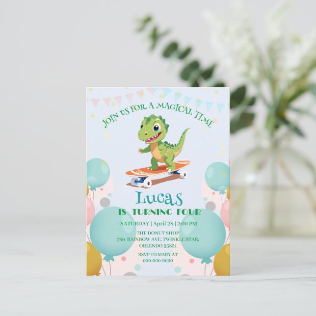 Cartão Postal De Convite Meninos da Festa de aniversário de skate de dinoss (Em pé/Frente)