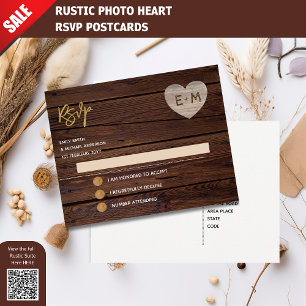 Cartão Postal De Convite Monograma RSVP de Monograma de Coração de Madeir
