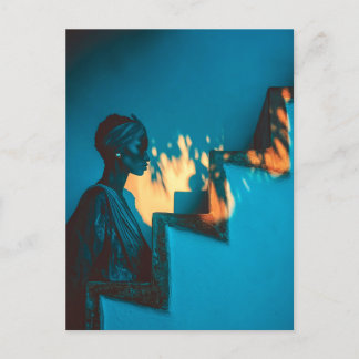 Cartão Postal De Convite Mulher com véu, degraus de pedra, parede azul
