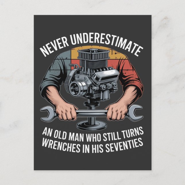 Cartão Postal De Convite Never Underestimate a Man Still Turning Wrenches  (Frente)