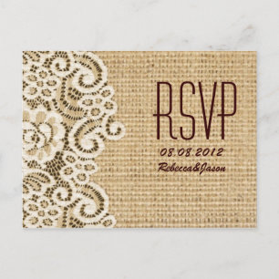 Cartão Postal De Convite país rústico do laço de serapilheira que weddin