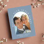 Cartão Postal De Convite Recepção de casamento Azul Dusty de Fotografia em<br><div class="desc">Anúncio de elopemento azul empoeirado moderno e convite postal de recepção. A frente mostra sua foto de casamento em um quadro de arco e "Feliz Festa Depois" em uma elegante tipografia branca. Adicione seus primeiros nomes e a data do casamento. No verso, personalize sua mensagem e convite e adicione seus...</div>