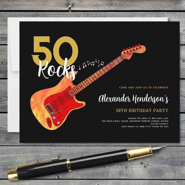 Cartão Postal De Convite Rock and Roll 50th festa de aniversário 50 rochas (Rock and roll 50th birthday party black and gold budget postcard invitation fire electric guitar)