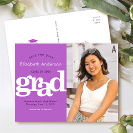 Cartão Postal De Convite Salvar data, foto roxa de graduação, tipografia em