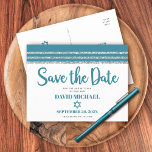 Cartão Postal De Convite Script de Tallição de Teal Silver, Data de Salvame<br><div class="desc">Certifique-se de que todos os seus amigos e parentes serão capazes de celebrar o marco Bar do seu filho Mitzvah! Enviar este cartão postal de anúncio legal, exclusivo, moderno e personalizado "Salvar a Data". Uma tipografia brilhante, azul-lacre, azul-esverdeada, estrela de David e um verde-lacre empoeirado e verde-prateado talento listrado inspiraram...</div>