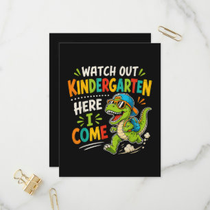 Cartão Postal De Convite Tome Cuidado Jardim de Infância Aqui Vou Eu Dino