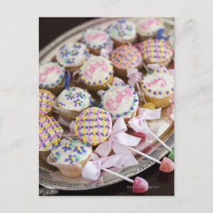Cartão Postal De Convite Uma bandeja de cupcakes de chocalho em um chá de f