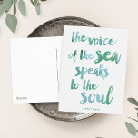Cartão postal de Cotação Mar de Cores Aquáticas<br><div class="desc">"A voz do mar fala com a alma." Apresenta a citação de Kate Chopin "The Awakening" em uma fonte de bruxaria e matizes sonhadoras de seaglass. Perfeito para amantes de praia,  casas de praia,  ou qualquer um que se sinta inspirado pelo oceano!</div>