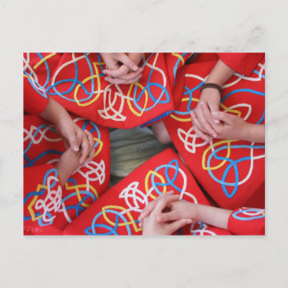 Cartão postal de dança irlandês vermelho