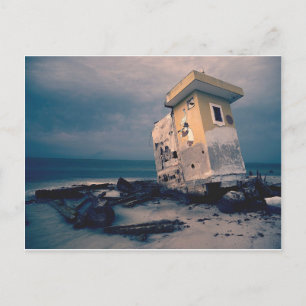 Cartão postal de estrutura à beira-mar abandonad