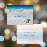Cartão postal de Férias Starfish Beach Seas e Saud<br><div class="desc">Seas e Saudações praia e cartão postal. Uma estrela e um ornamento decoram a frente onde o texto impresso grande pode ser alterado para qualquer saudação que você quiser. Também adicione uma assinatura. Inclua o endereço de correspondência no verso,  se desejar,  sobre mais areia como fundo.</div>