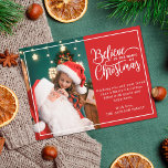 Cartão Postal De Festividades 2 fotos da família vermelha Acredite na mágica de<br><div class="desc">Cartão postal de cartões de natal moderno com um dos seus retratos preferidos da família de Natal à esquerda complementado por uma verdadeira folha de alumínio de ouro e uma redação que diz "Acredite na magia do Natal" à direita sobre um clássico fundo vermelho festivo, personalizável com a sua própria...</div>