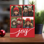 Cartão Postal De Festividades 4 Foto: Instagram Collage Modern Joy Script<br><div class="desc">Use 4 fotos quadradas para fazer um cartão com fotos de Natal feliz e único. O fundo é um vermelho brilhante e alegre com o grande roteiro JOY. Se precisar mover alguma coisa,  clique no botão personalizar para fazer alterações.</div>