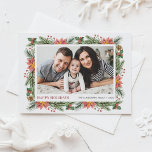 Cartão Postal De Festividades Agulhas de pinheiro botânico e foto do quadro de P<br><div class="desc">Feliz Feriados! Envie seus desejos de feriado e saudações para a família e amigos com este cartão postal de Natal floral personalizável. Apresenta pineges de aquarela, agulhas de pinheiros, colas, bagas e poinsettia. Personalize adicionando nomes, mensagens e uma foto horizontal. Este cartão-postal de Natal vintage está disponível em outros estoques...</div>