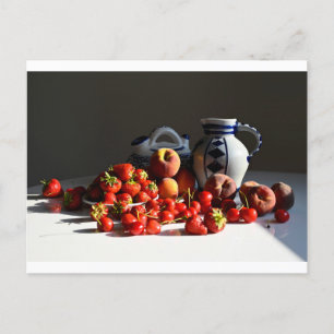 Cartão Postal De Festividades Ainda viva com morangos, pêssegos e cerejas