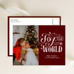 Cartão Postal De Festividades Alegria ao Mundo da Caligrafia Vermelha Foto Moder<br><div class="desc">Joy para o cartão postal de Natal Moderno da Caligrafia Vermelha Mundial. Mande Cartões de natal para seus entes queridos com este Cartão Feriado Festivo e Moderno. Todos os textos estão pré-organizados para que você personalize fácil e rapidamente com seus próprios detalhes. Feliz Feriados!</div>