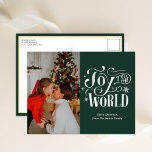 Cartão Postal De Festividades Alegria ao Mundo Verde Fotografia Moderna<br><div class="desc">Joy para o cartão postal de Natal Moderno da Caligrafia Verde Mundial. Mande Cartões de natal para seus entes queridos com este Cartão Feriado Festivo e Moderno. Todos os textos estão pré-organizados para que você personalize fácil e rapidamente com seus próprios detalhes. Feliz Feriados!</div>