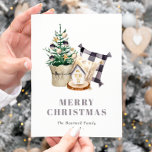 Cartão Postal De Festividades Aquicultura Farmhouse Natal Russo<br><div class="desc">Este aconchegante e rústico cartão de feriado mostra uma ilustração aquarela de travesseiros do estilo fazenda, uma árvore de Natal em miniatura e uma casa pequena. As palavras "MERRY CHRISTMAS" aparecem em cinzas, seringas que se coordenam com a arte. Adicione o nome da sua família e o ano em itálico...</div>