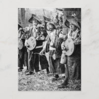 Banda alegre dos músicos na música velha do