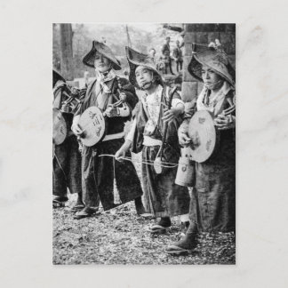 Cartão Postal De Festividades Banda alegre dos músicos na música velha do