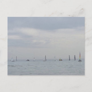 Cartão Postal De Festividades Barcos de corrida de iate em uma linha