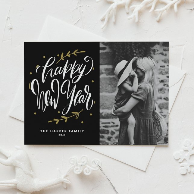 Cartão Postal De Festividades Black Calligraphy and Wreath New Year Photo (Customizable photo Happy New Year postcard featuring modern calligraphy and wreath.)