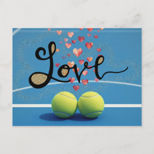 Cartão Postal De Festividades Bola de tênis com LOVE em quadra azul