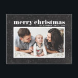 Cartão Postal De Festividades Bold Typografia Chalkboard Feliz Foto de Natal<br><div class="desc">Feliz Natal! Comemore os feriados com este clássico cartão postal de feriado fotográfico. Ele apresenta uma tipografia retrógrada com padrão de neve e flocos de neve em um fundo fino de quadro. Personalize adicionando nomes, saudações e fotos. Este cartão-postal de Natal moderno está disponível em outras cores e estoque de...</div>