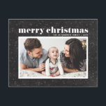 Cartão Postal De Festividades Bold Typografia Chalkboard Feliz Foto de Natal<br><div class="desc">Feliz Natal! Comemore os feriados com este clássico cartão postal de feriado fotográfico. Ele apresenta uma tipografia retrógrada com padrão de neve e flocos de neve em um fundo fino de quadro. Personalize adicionando nomes, saudações e fotos. Este cartão-postal de Natal moderno está disponível em outras cores e estoque de...</div>