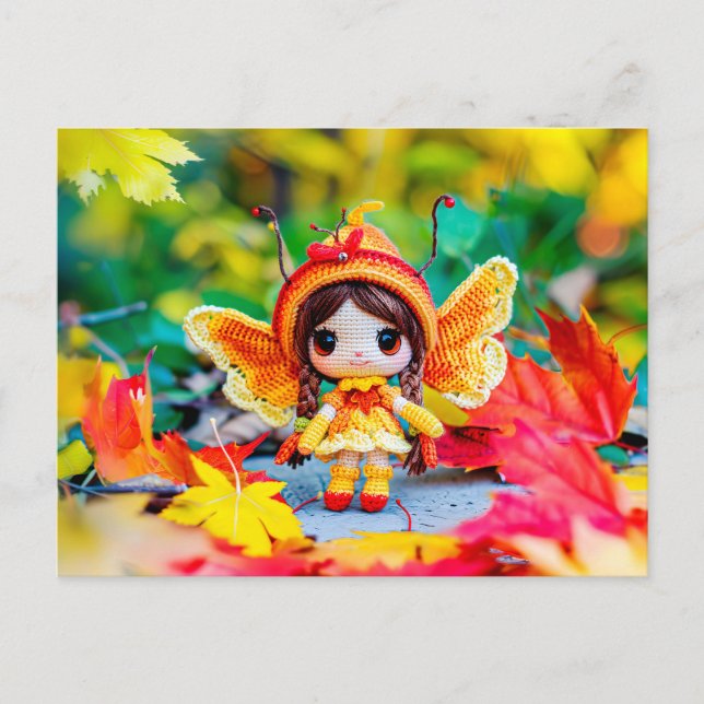 Cartão Postal De Festividades Boneca Joyful Crocheted com Folhas de outono (Frente)