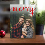 Cartão Postal De Festividades Caligrafia com Feliz vermelha - tipo branco vertic<br><div class="desc">Foto de cobertura de cheio com uma camada vermelha - Use uma foto vertical para fazer uma saudação de Natal exclusiva e moderna com um padrão brilhante e alegre de pinheiro. Este design tem um abstrato com elementos pintados e uma fonte manuscrita. Se precisar mover alguma coisa, clique no botão...</div>