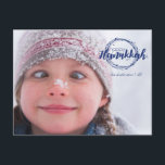 Cartão Postal De Festividades Cartões-postais de fotos de Fora de Neve Feliz Han<br><div class="desc">Os cartões postais de fotos de Feriado de Feriado de Fúria de Hanukkah, na moda e bonitinhos, são perfeitos para todos os seus amigos e família nesta temporada de festas. Personalize o texto com seu nome de família e o ano e troque a foto por uma foto de seus filhos,...</div>