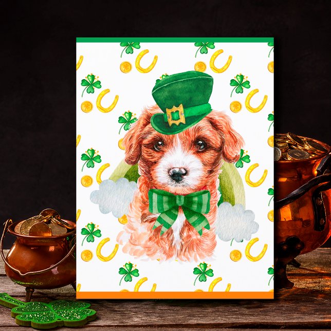 Cartão Postal De Festividades Cavoodle Dog Shamrock Rua. (Criador carregado)