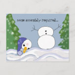 Cartão Postal De Festividades Cena Snowman Engraçada<br><div class="desc">Uma cena engraçada com um boneco de neve que precisa de um pouco de assistência. Sua cabeça caiu do corpo dele... </div>