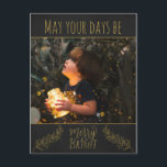 Cartão Postal De Festividades Chalkboard preto e ouro com fotografia Natal<br><div class="desc">Este cartão-postal de Natal mostra a imagem de uma criança segurando um cheio de jarro de luzes de Natal brilhantes sobre um fundo de quadro negro com decorações de ouros. A legenda, na fonte do ouro, diz "Que seus dias sejam felizes e brilhantes". (Facilmente personalizável com uma imagem de sua...</div>