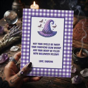 Cartão Postal De Festividades Chapéu de Bruxa de Halloween em Xadrez Roxo & Morc