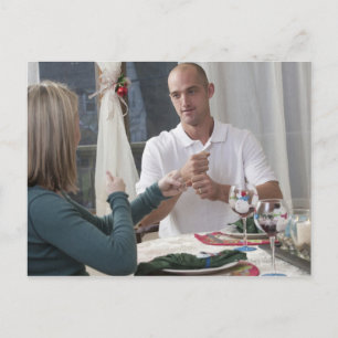 Cartão Postal De Festividades Couple signing the phrase 'New Year' in American