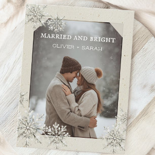 Cartão Postal De Festividades Cozy Snowflake casou-se com uma fotografia brilhan