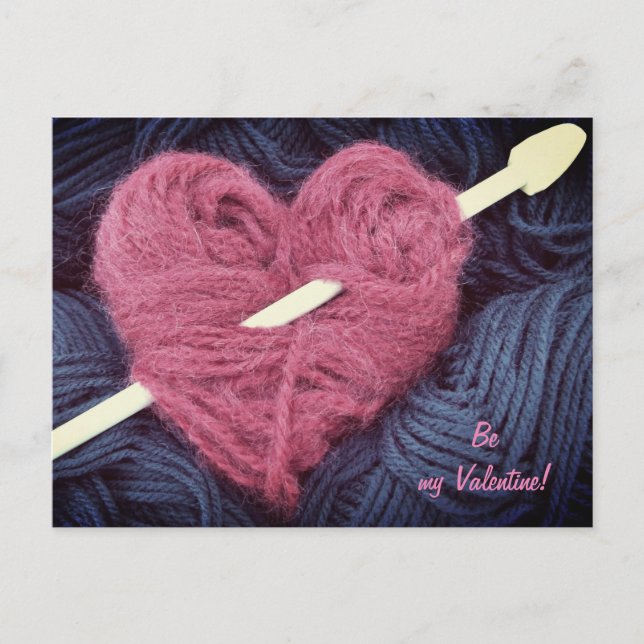Cartão Postal De Festividades Cute pink wool heart with knitting needle postcard (Frente)
