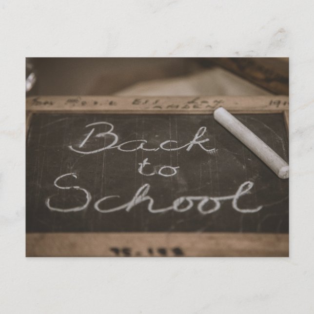 Cartão Postal De Festividades De volta à escola numa ardósia escolar antiga (Frente)