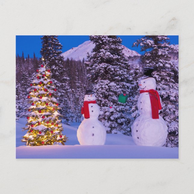 Cartão Postal De Festividades Dois bonecos de neve trocam presentes pela árvore (Frente)